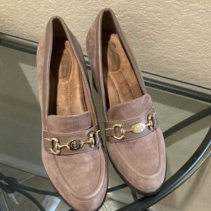 Gianj Bernini new Porshaa tan Suede memory foam block heel  Loafers with Gold